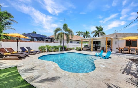 The Beach House! - 1 Mile to Vanderbilt Beach! Southern Exposure, Pool House in Naples Park