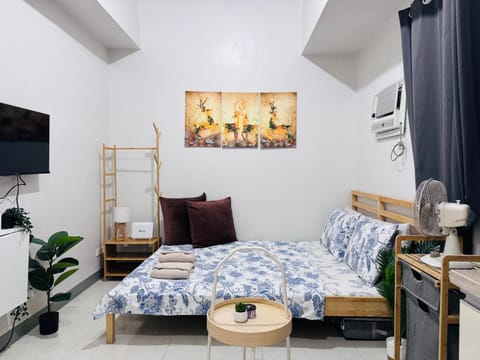 Bed, TV and multimedia, Bedroom, towels, air conditioner