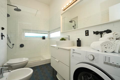 Shower, Toilet, Bathroom, towels, washing machine