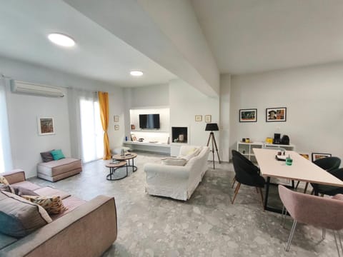 Communal lounge/ TV room, Seating area, Dining area