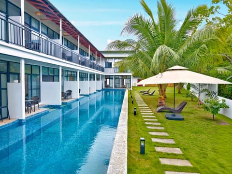 Property building, Garden view, Pool view, sunbed