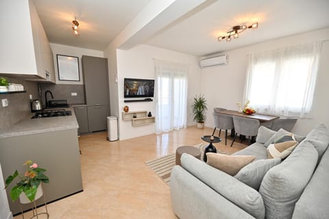 TV and multimedia, Kitchen or kitchenette, Living room, air conditioner