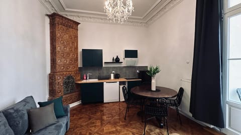 Kitchen or kitchenette, Living room, Seating area, Dining area