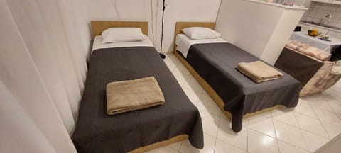 Bed, Kitchen or kitchenette, Photo of the whole room, Bedroom