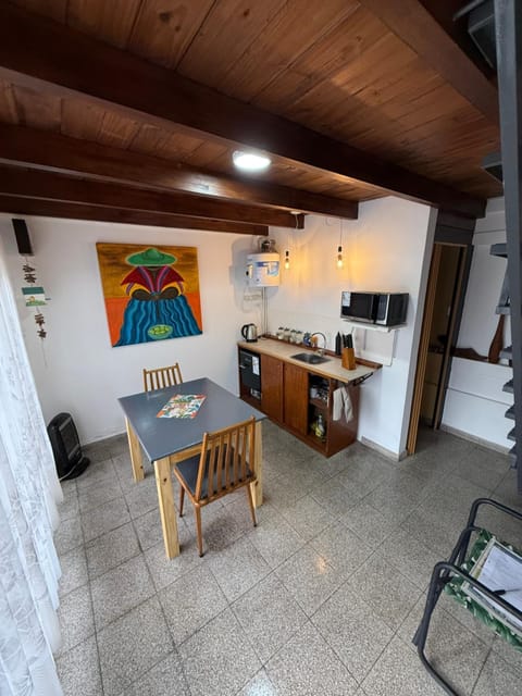 Kitchen or kitchenette, Dining area, minibar, pet friendly