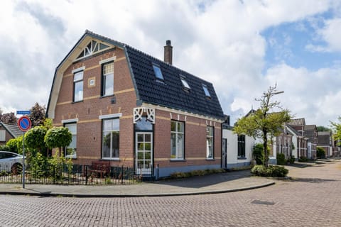 Property building, Neighbourhood, Location