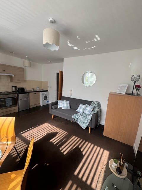 Chic Trafford Apartment, Private Underground Parking, Fast Wi-Fi, Self Check-in Anytime, 5 mins to Old Trafford Stadium Apartment in Stretford