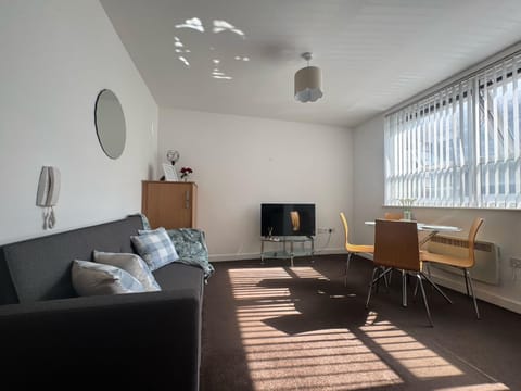 Chic Trafford Apartment, Private Underground Parking, Fast Wi-Fi, Self Check-in Anytime, 5 mins to Old Trafford Stadium Apartment in Stretford