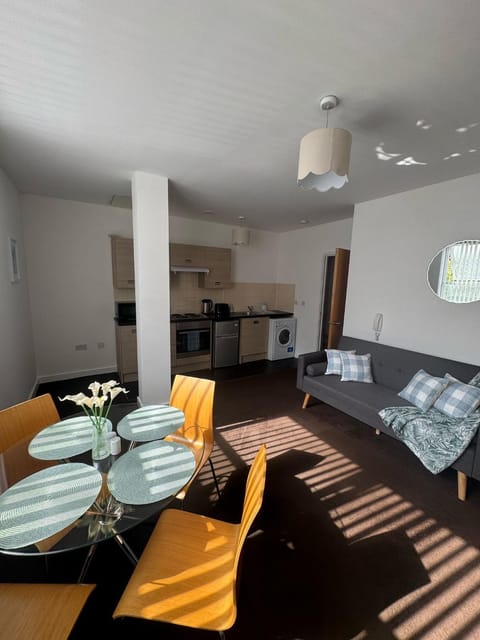 Chic Trafford Apartment, Private Underground Parking, Fast Wi-Fi, Self Check-in Anytime, 5 mins to Old Trafford Stadium Apartment in Stretford