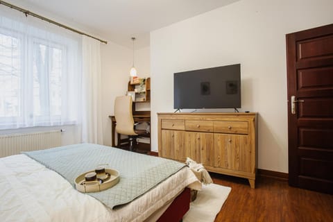 Bed, TV and multimedia, wardrobe