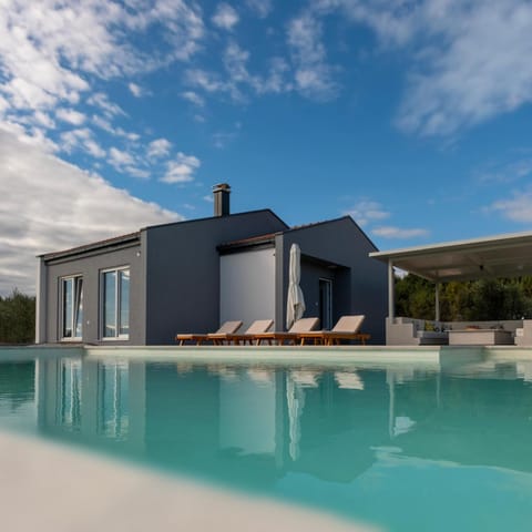 Property building, Day, Pool view, Swimming pool, sunbed