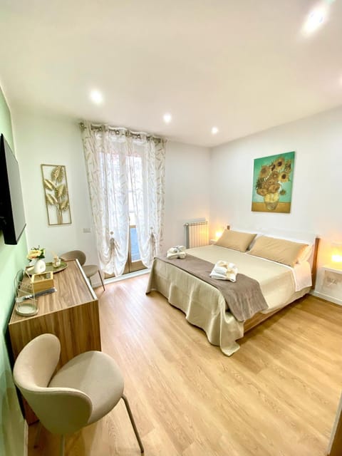 Bed, TV and multimedia, Photo of the whole room, Bedroom