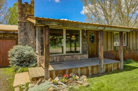 Meadows Valley Retreat - Rustic charm, Huge fenced yard, walk to dining, bar, and coffee House in Salmon River