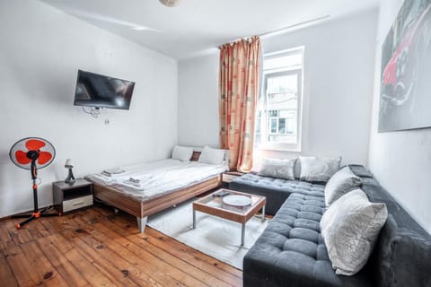 Bed, TV and multimedia, Photo of the whole room, Seating area, Bedroom