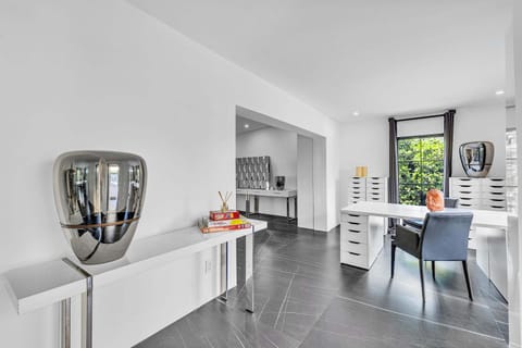 Coffee/tea facilities, Dining area