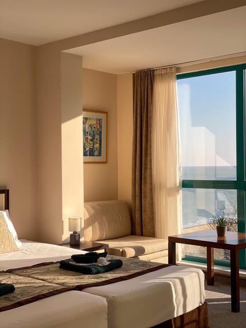 Bed, Photo of the whole room, Seating area, Bedroom