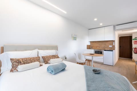 Bathroom, View (from property/room), Balcony/Terrace, Kitchen or kitchenette, Landmark view