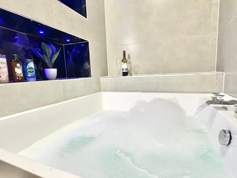 The Board Games Apartments - Brought to you by Coastline Retreats - Themed town centre apartments ALL WITH LUXURY 2 PERSON JACUZZI BATHS - 5 mins walk to the beach, Netflix, Superfast Wifi Apartment in Bournemouth