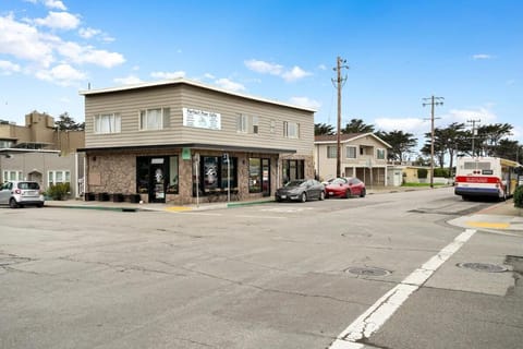 Spacious 5BR Coastal Retreat - 8 Beds Beach & Golf House in Pacifica