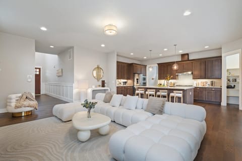 Luxury Home, 5BR, 4BT, Near Portland DT, Game Room, Nature Trails House in Portland