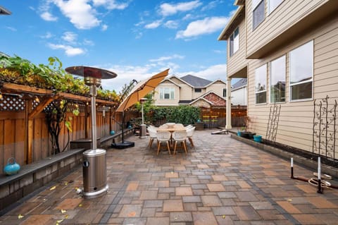 Luxury Home, 5BR, 4BT, Near Portland DT, Game Room, Nature Trails House in Portland