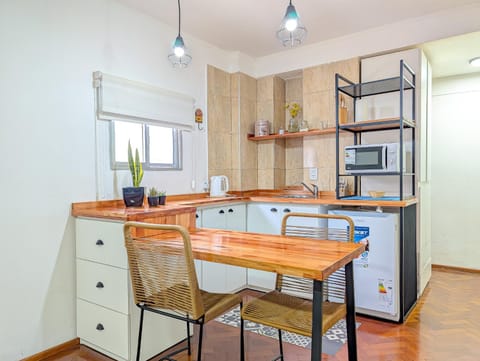 Kitchen or kitchenette, Dining area, minibar