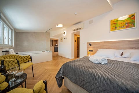 Bed, Hot Tub, Seating area, Bedroom