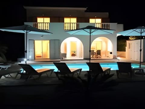 Dream Escape to Agios Georgios, Peyia Villa in Peyia