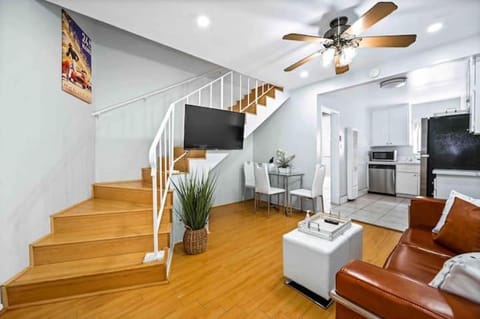 Communal lounge/ TV room, TV and multimedia, Kitchen or kitchenette, Living room, Seating area, Evening entertainment