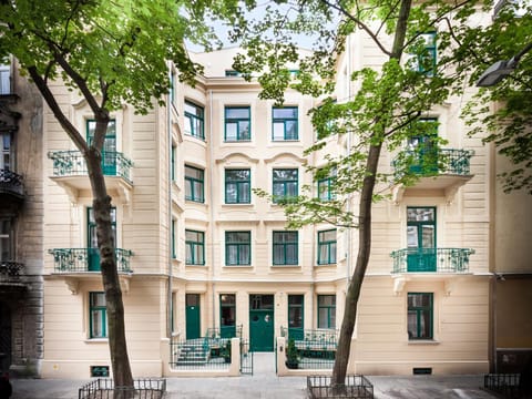 Facade/entrance, Neighbourhood