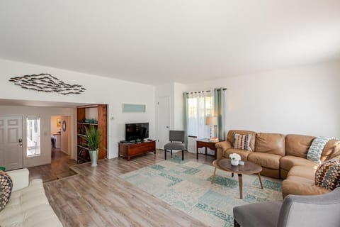 Charming Sonoma Cottage 2BD and 2BA Close to Plaza House in Boyes Hot Springs