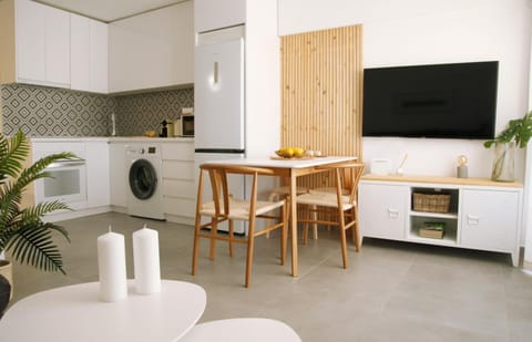 TV and multimedia, Kitchen or kitchenette, Dining area, oven, washing machine