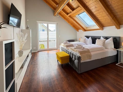 Bed, TV and multimedia, Photo of the whole room