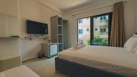 Communal lounge/ TV room, Bed, TV and multimedia, Photo of the whole room, Evening entertainment, Bedroom, wardrobe, air conditioner