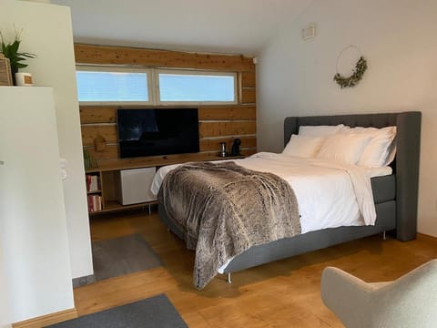 Sauna cottage in Nuuksio with private Hot Tub Chalet in Uusimaa