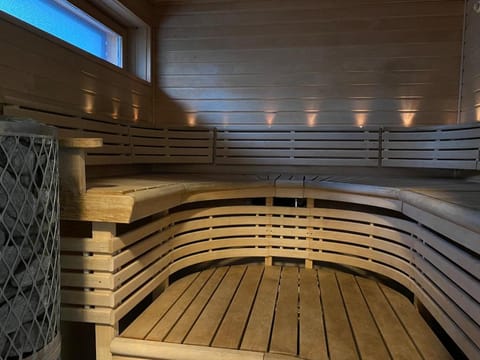 Sauna cottage in Nuuksio with private Hot Tub Chalet in Uusimaa