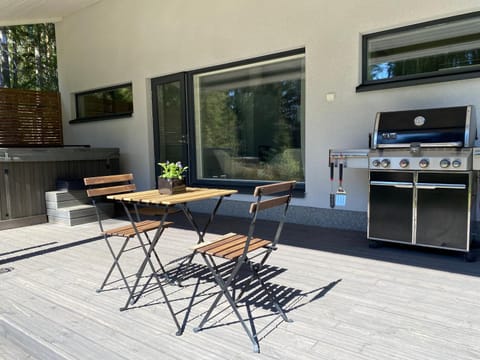 Sauna cottage in Nuuksio with private Hot Tub Chalet in Uusimaa