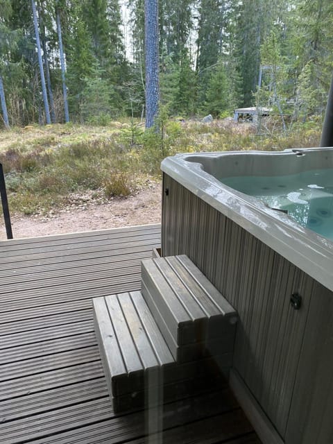 Sauna cottage in Nuuksio with private Hot Tub Chalet in Uusimaa