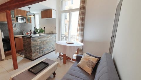 TV and multimedia, Kitchen or kitchenette, Seating area, Dining area, oven, stove