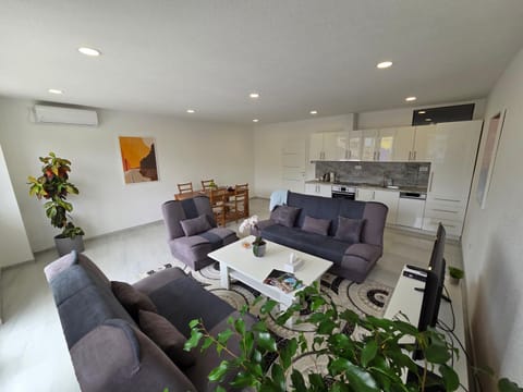 Kitchen or kitchenette, Living room, Seating area, Dining area, pet friendly, stove