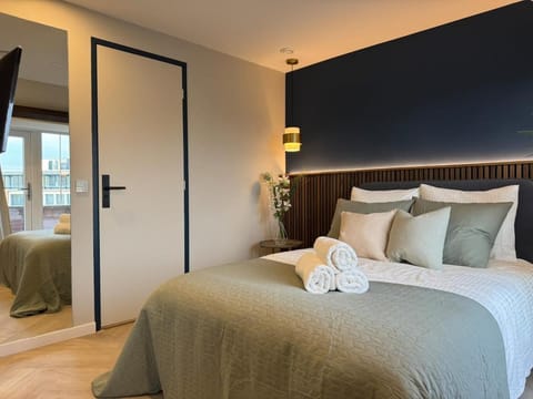 The Glamorous Chic Garden view Apart R4 Apartment in The Hague