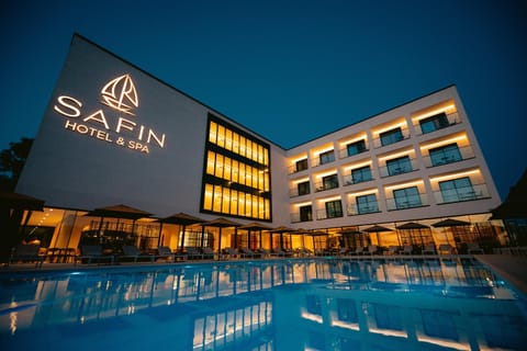 Property building, Night, Pool view, Swimming pool, Swimming pool, sunbed