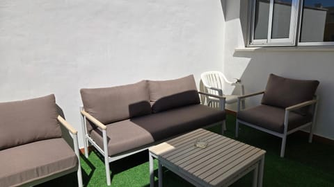 Patio, Day, Living room