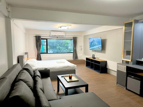 Bed, TV and multimedia, Living room, Photo of the whole room, Seating area, Bedroom