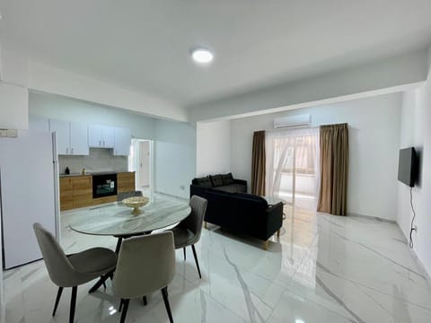 TV and multimedia, Kitchen or kitchenette, Living room, Dining area, oven, stove, toaster