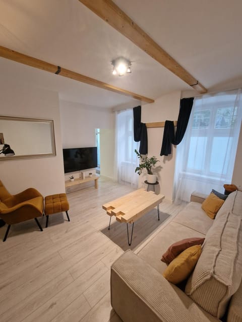 Communal lounge/ TV room, TV and multimedia, Living room, Seating area, Evening entertainment