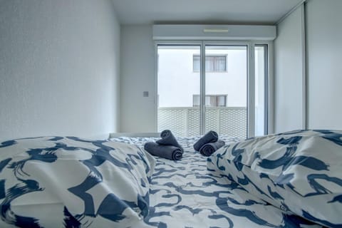 Bed, Living room, Photo of the whole room, Seating area, Bedroom