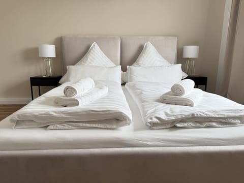 Bed, Bedroom, towels