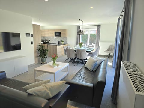 TV and multimedia, Kitchen or kitchenette, Living room, Seating area, Dining area