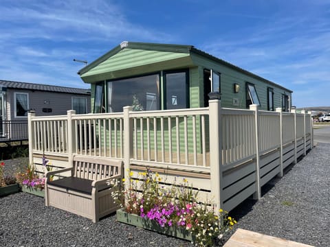 Property building, Patio, Balcony/Terrace, Garden view
